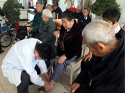 为老人检查
