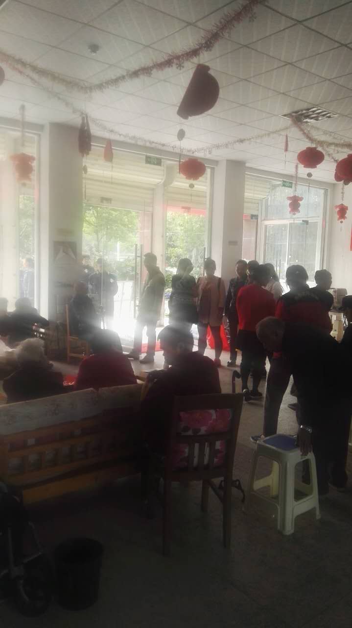 靠山社区居委会慰问老人